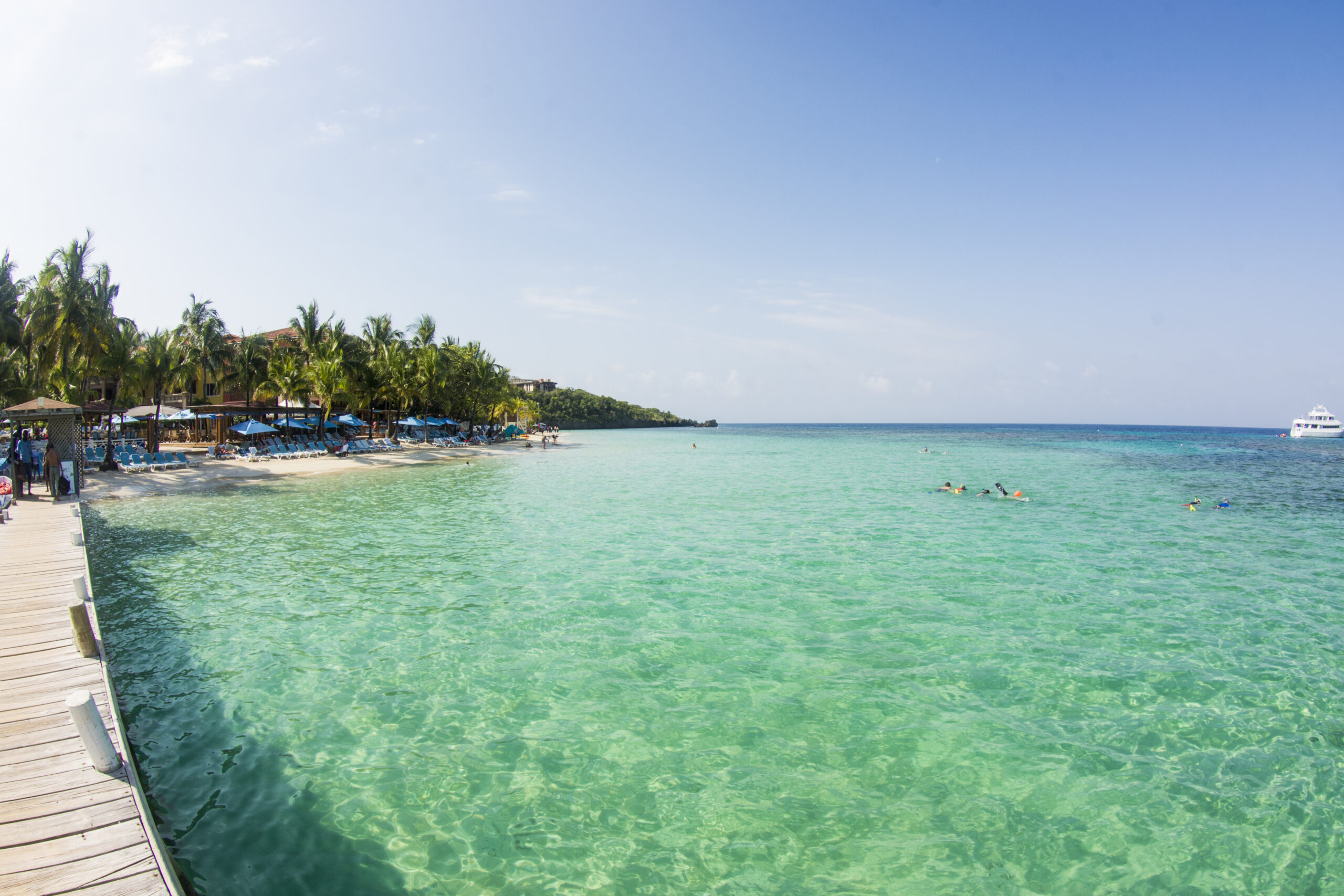 Shallow turquoise reef area suitable for guided snorkeling in Roatan