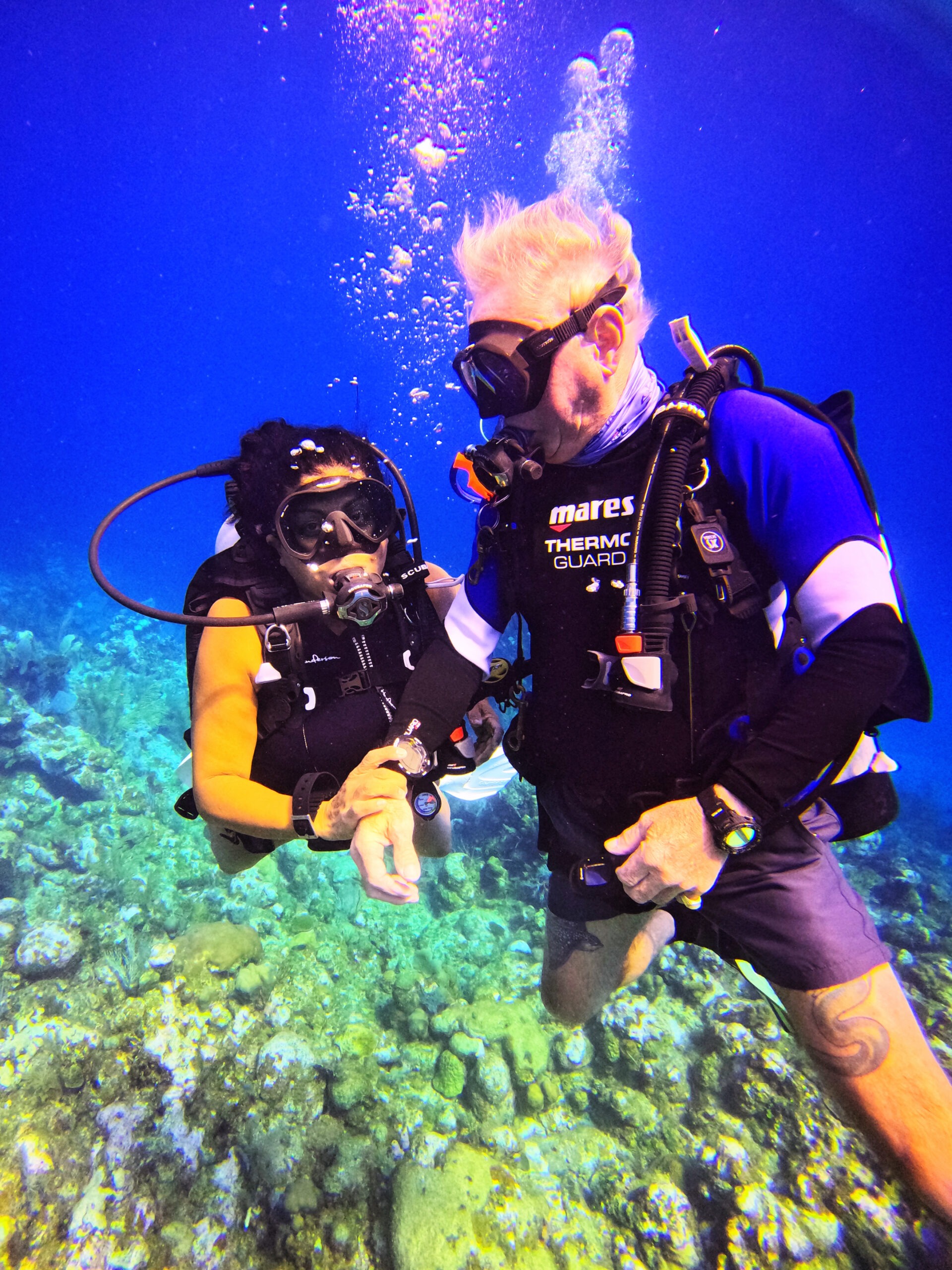 Certified divers practicing underwater skills during Nitrox training in Roatan